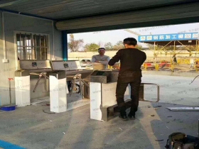 江蘇南京鼓樓區(qū)某工地現(xiàn)場(chǎng)橋式三輥閘、擺閘案例