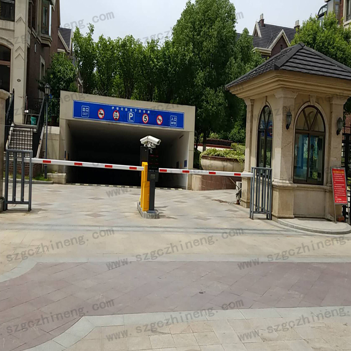 張家港伊頓花園別墅現(xiàn)場(chǎng)案例車(chē)牌識(shí)別加廣告道閘，人行通道閘（護(hù)外人臉識(shí)別加擺閘